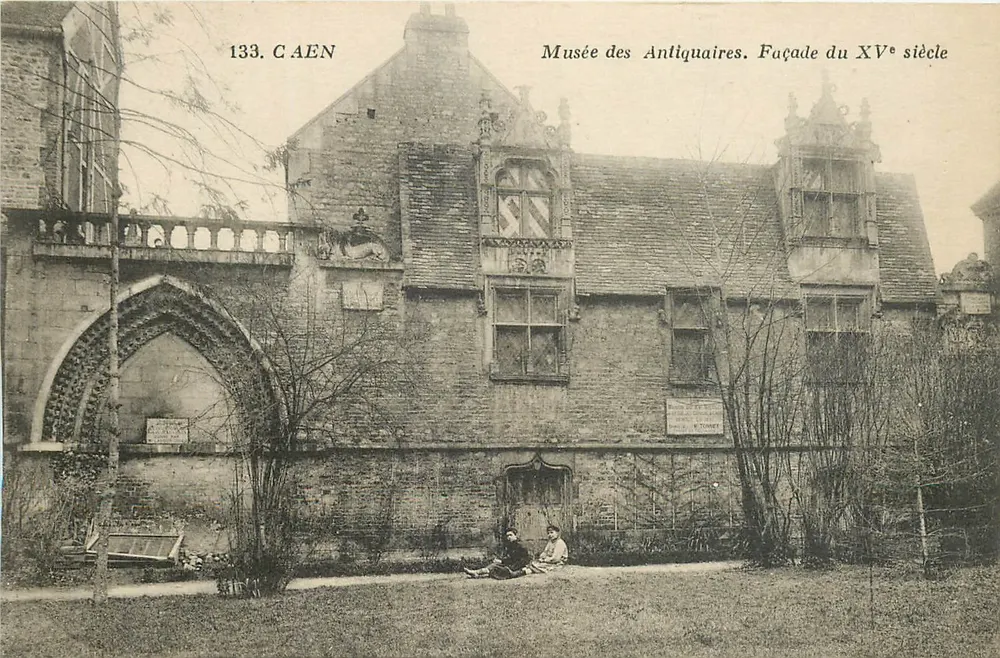 Caen — Museu dos Antigos. Fachada do século XV — Maron-Docquet, Caen - Frente