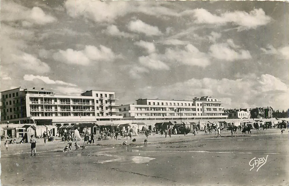 Berck-Plage (P.-de-C.) — The Esplanade Viewed from the Beach — Publishers ARTAUD & Cie, Nantes - Front
