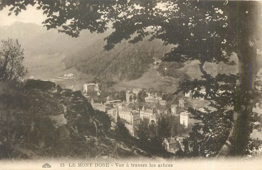 O Mont Dore - Vista através das árvores — editor desconhecido, n° 13 - Frente