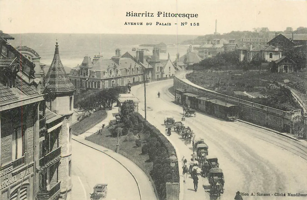 Biarritz Pittoresque — Avenue du Palais — Edição A. Simons, Cliché Mandibour, N° 158 - Frente