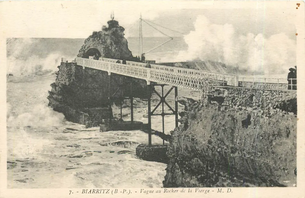 Biarritz (B.-P.) - Vague au Rocher de la Vierge - M. D. - Recto