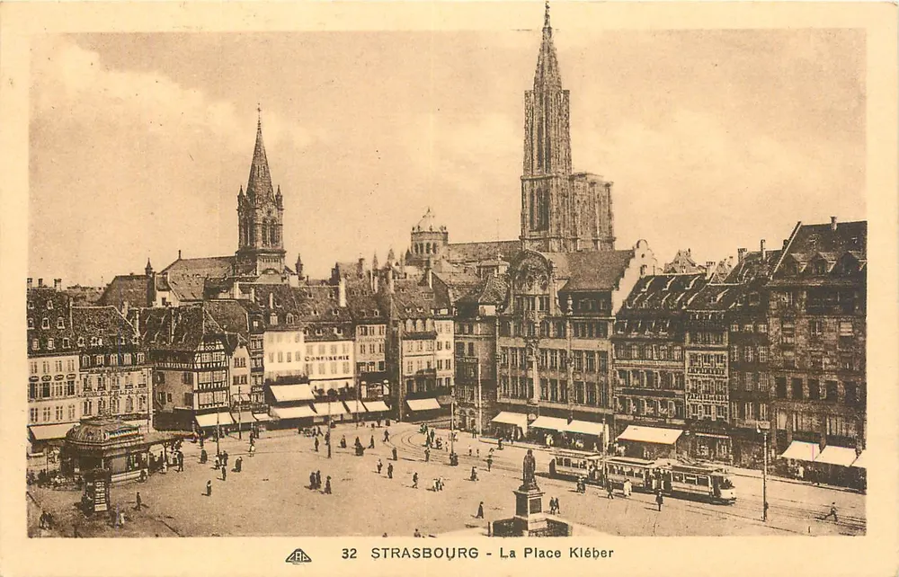 Strasbourg - A Place Kléber — vista panorâmica com a catedral e os trams — editor C.A. des Arts Photomécaniques - Frente