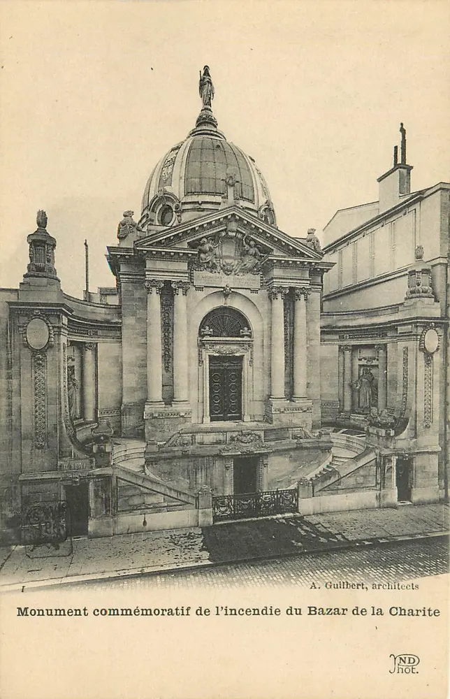 Gedenkmonument des Brandes des Bazar de la Charité — A. Guilbert, Architekten - Vorderseite