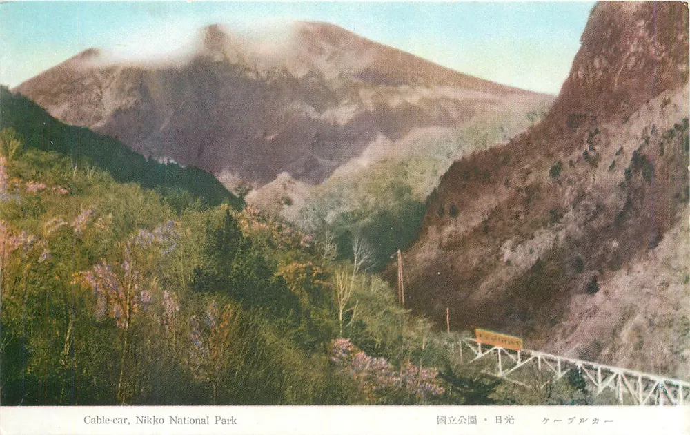 Cable-car, Parque Nacional de Nikko — vista de montanha com floresta e trilho de cabo — editor - Frente
