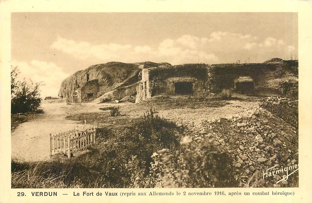 Verdun — O Forte de Vaux (reconquistado pelos Franceses em 2 de novembro de 1916, após um combate heroico) — Harmignie - Frente