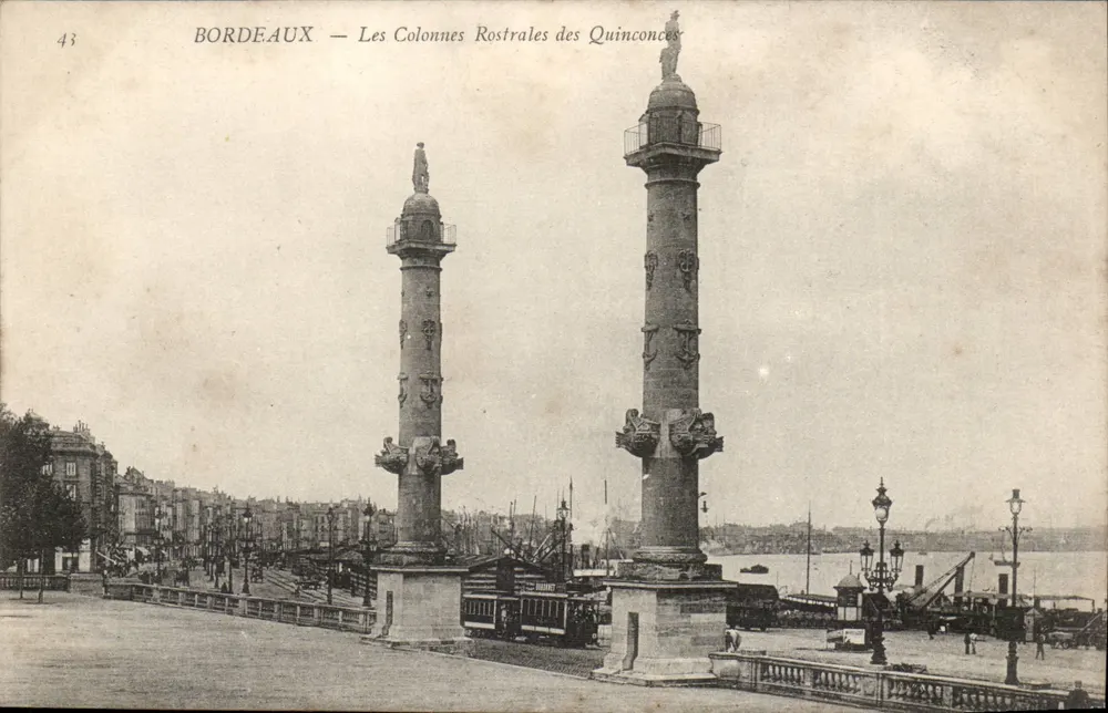 Bordeaux — As Colunas Rostrais dos Quinconces - Frente