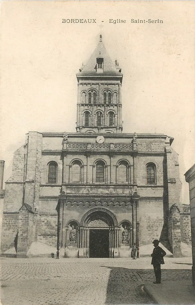 Bordeaux - Igreja de Saint-Serin — vista da fachada com seu campanário e um homem de terno diante da entrada - Frente