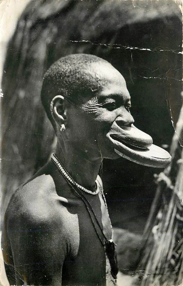 Mujer africana con plato — Un borgo de Roger en Abidjan — Ediciones Hoaqui - Anverso