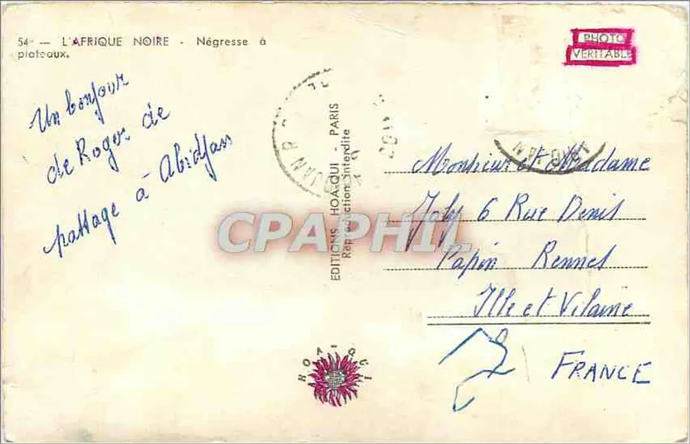 Mujer africana con plato — Un borgo de Roger en Abidjan — Ediciones Hoaqui - Reverso