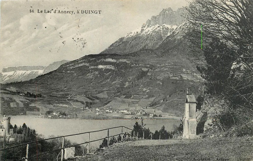 O Lago d'Annecy, em Duingt — vista panorâmica com montanhas nevadas e aldeia — editor A. Gardet, Annecy, n° 54 - Frente
