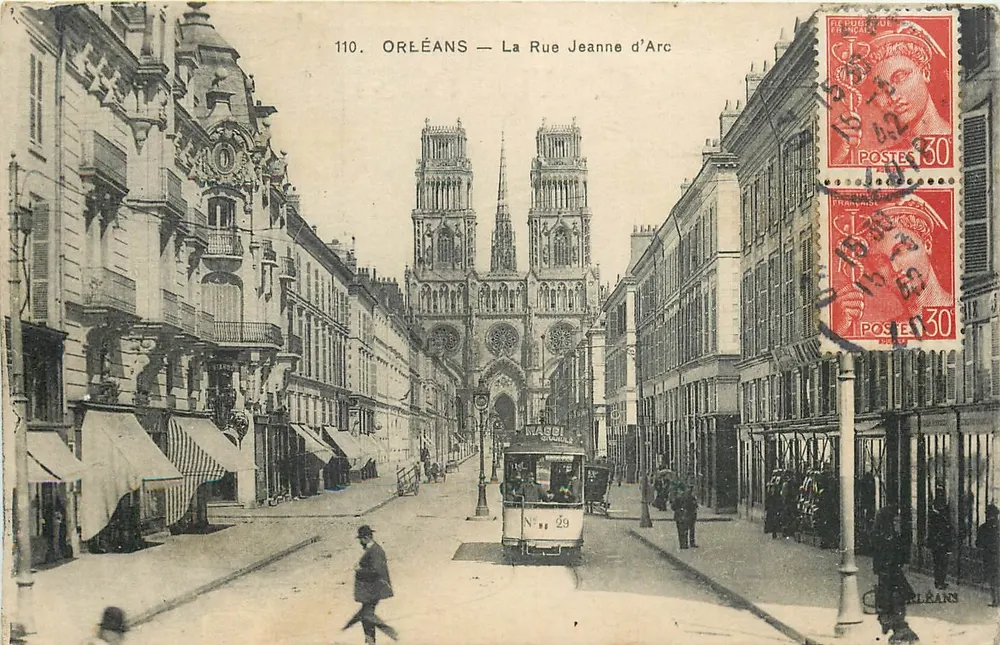 Orléans — Rue Jeanne d'Arc — vista com a catedral e um trem - Frente