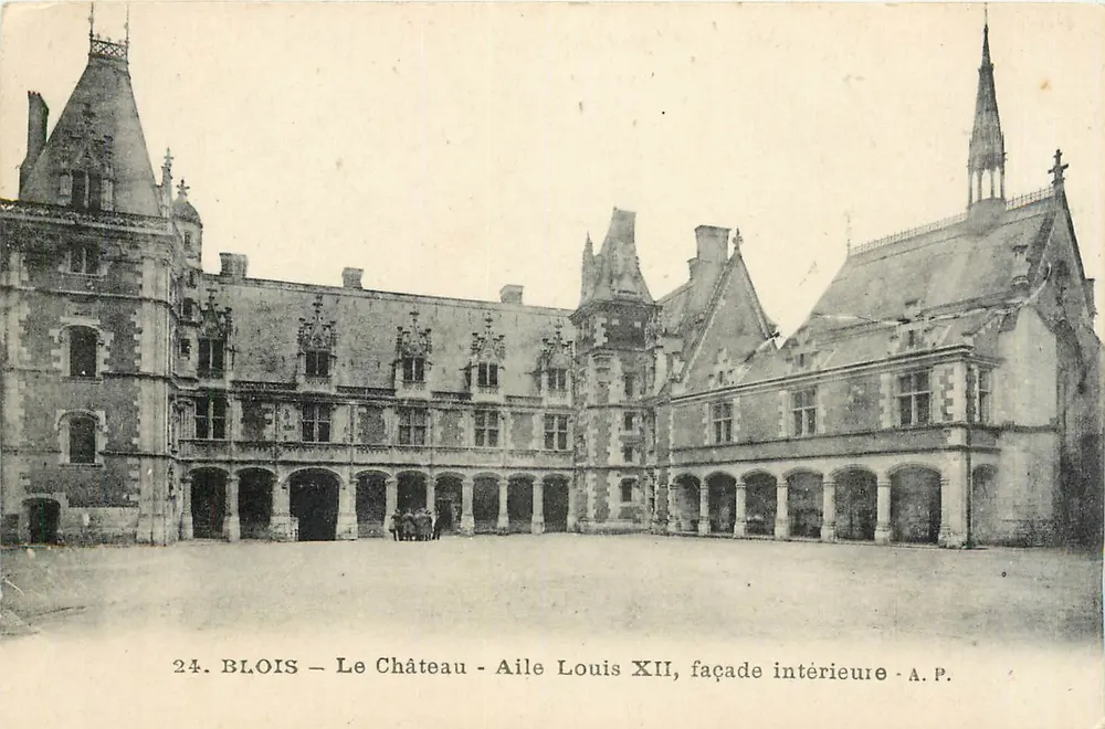 Blois — Le Château — Aile Louis XII, façade intérieure — A.P. - Recto