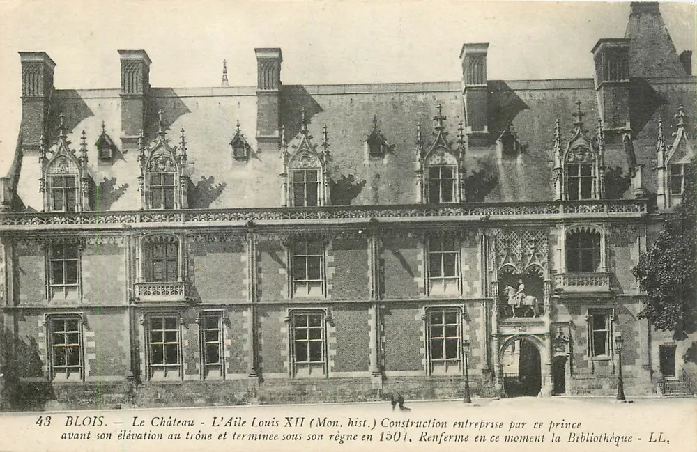 Blois — Das Schloss - Die Louis XII-Flügel (Mon. hist.) — Bau begonnen von diesem Prinzen vor seiner Thronbesteigung und 1501 unter seiner Herrschaft abgeschlossen. Enthält zu dieser Zeit die Bibliothek - LL, - Vorderseite