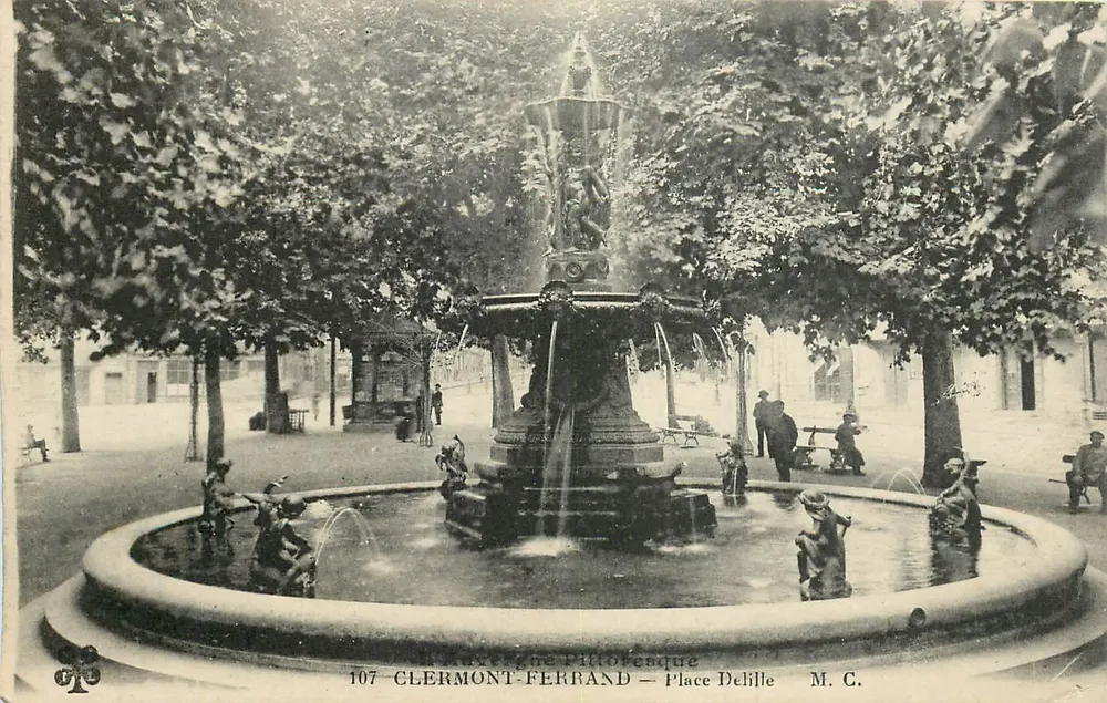 Clermont-Ferrand — Place Delille — Fonte pitoresca - Frente