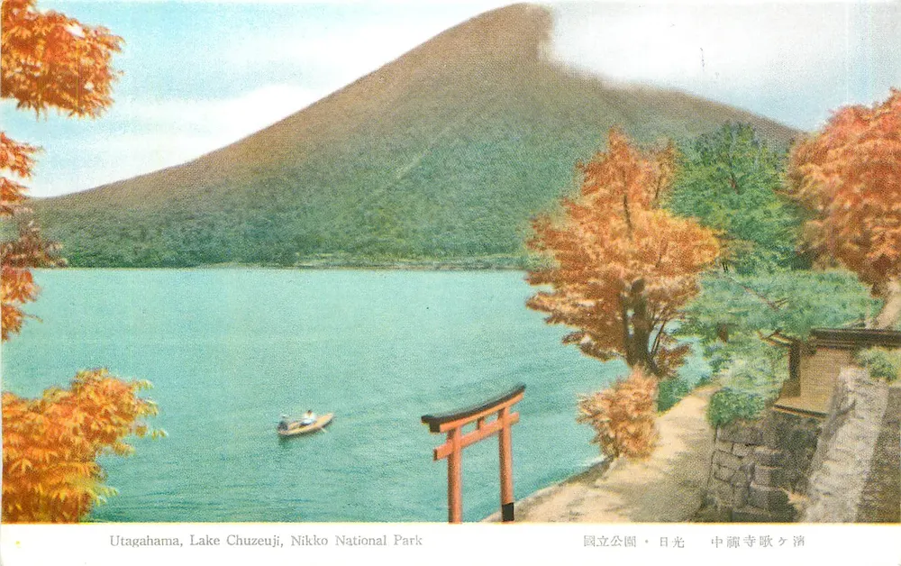 Utagahama, See Chuzeuji, Nationalpark Nikko — Herbstansicht mit Torii und Berg — unbekannter Verleger, Seriennummer nicht sichtbar - Vorderseite