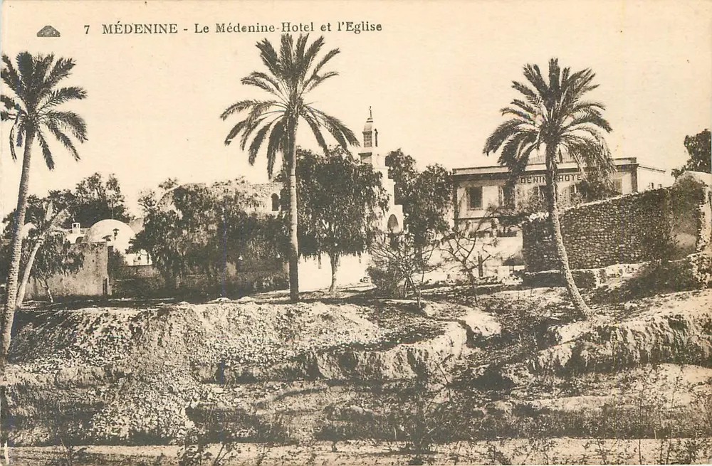 Médenine - Das Médenine-Hotel und die Kirche — n°7 - Vorderseite