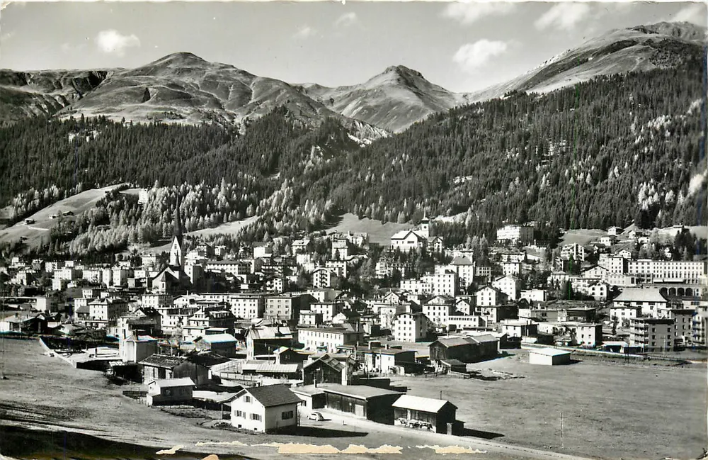 Davos-Platz (1560 m) — against the Körbshorn — Verlag Otto Furter, Davos-Platz, n° 672 - Front