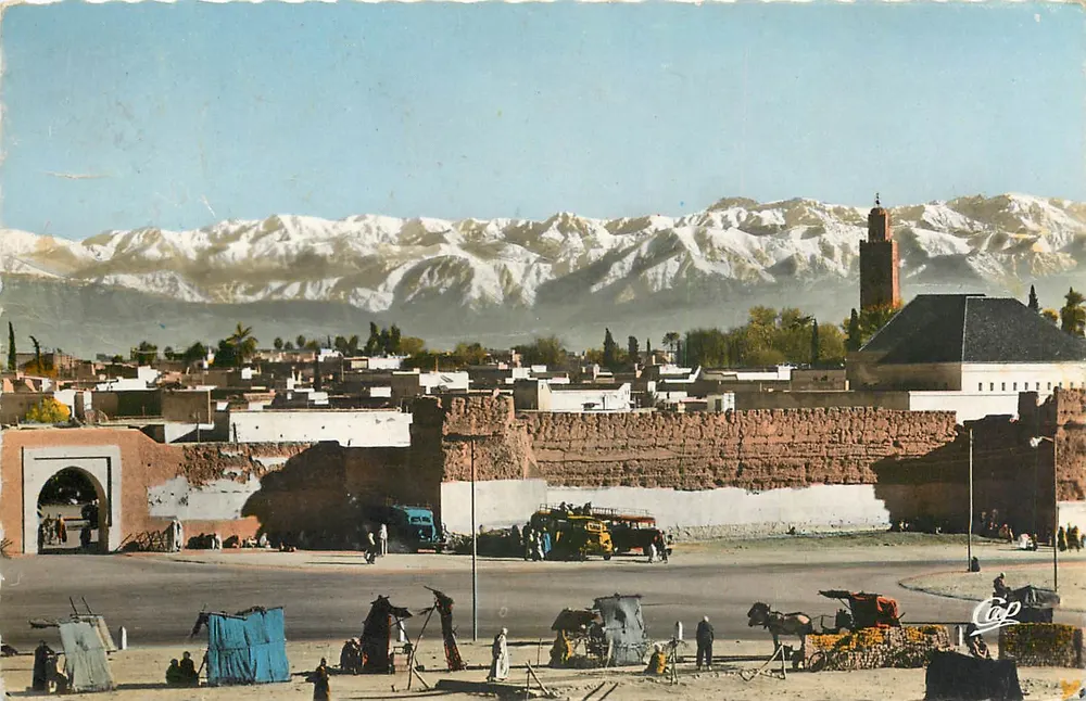 Marrakech — Ansicht der Place de Bib Doukkala und der Atlas — Verlag Bromocolor - Vorderseite