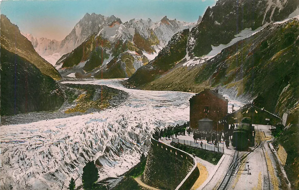O Mar de Gelo — chegada do trem a Montenvers (1909 m.) — Chamonix Mont-Blanc, n°4539 - Frente