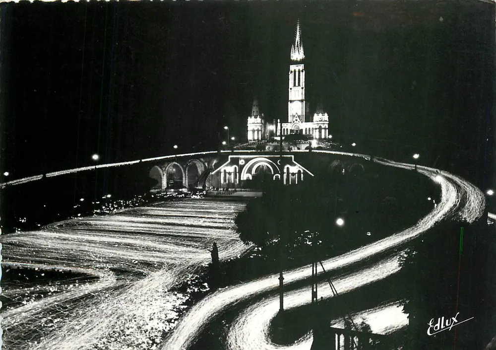 Lourdes — Die beleuchtete Basilika und die Fackelprozession — Ed. P. Doucet - Vorderseite