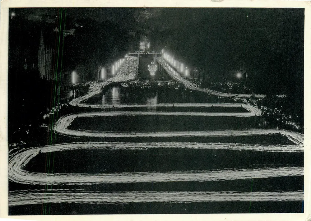 Lourdes — Procession aux flambeaux — Éditeur : Les Sanctuaires de France, n° 1034 - Recto