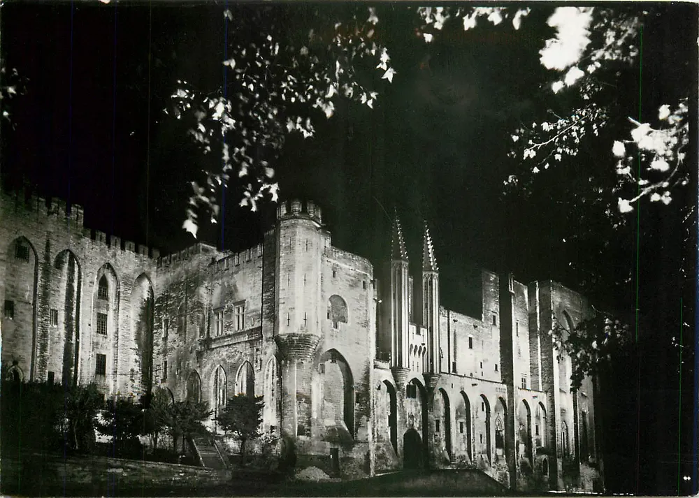 Avignon (Vaucluse) — O Palácio dos Papas Iluminação Noturna — Serviço Comercial Mémentos Históricos, Grand Palácio, Avenida Alexandre-III, Paris - Frente