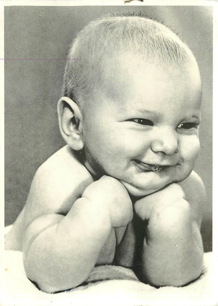 Bebê sorridente — foto de estúdio — Humour A Paris, n° 010 - Frente