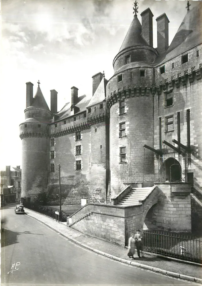 Langeais (Indre-et-Loire) — Le Château - L'Entrée — Les Éditions d'Art A.P., 11, rue Colbert, Versailles - Recto