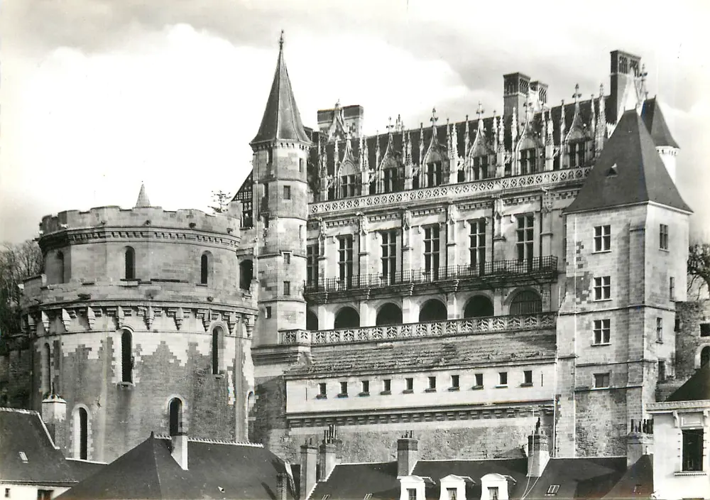 Amboise (Indre-et-Loire) — Le Château façade sur la Loire — Éditions d'Art A.P. II, Pierre Colbert, Versailles - Recto