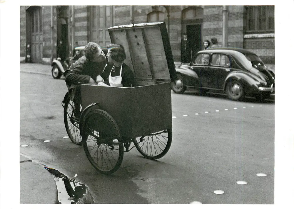 Il bacio — Parigi, 1950 — Fotografia di Robert Doisneau - Recto