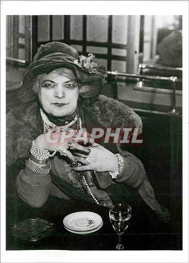Elegante Frau am Bar — Ansicht des Bar de la Lune, Montmartre, Paris — Fotografie von Gilberte Brassai - Vorderseite