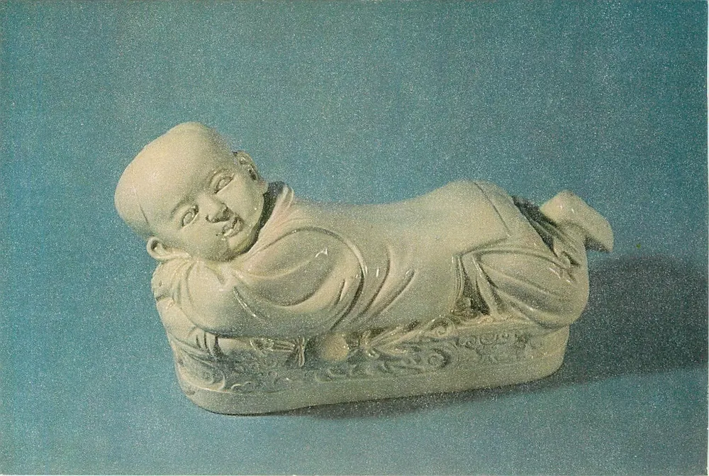Kissen in Form eines Jungen — Song-Dynastie, Ting-Keramik — H. 18,5 cm, L. 30 cm - Vorderseite