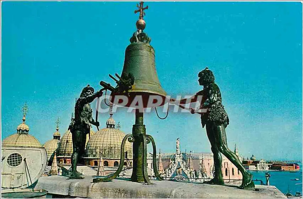 Os Moris em Veneza — estátua de dois homens segurando uma sineta — ed. Benedetti Roberto - Frente