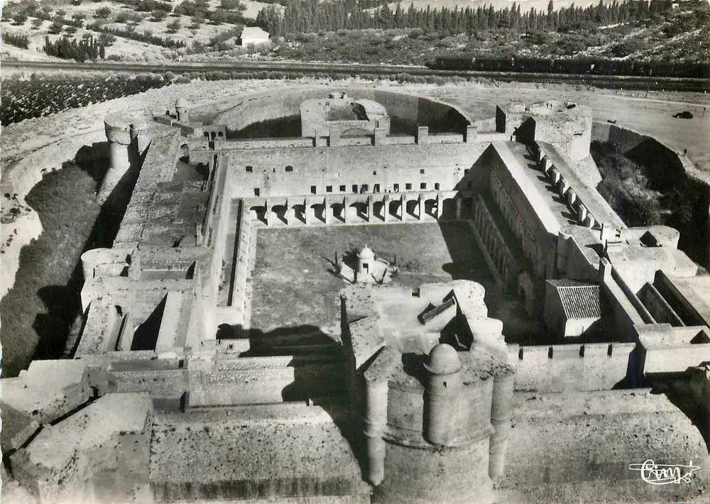 Salses (Pyr.-Or.) — Vue aérienne — La cour intérieure du Château-Fort (XVe siècle) — Éditions Anciennes COMPIÈGNES - Vorderseite