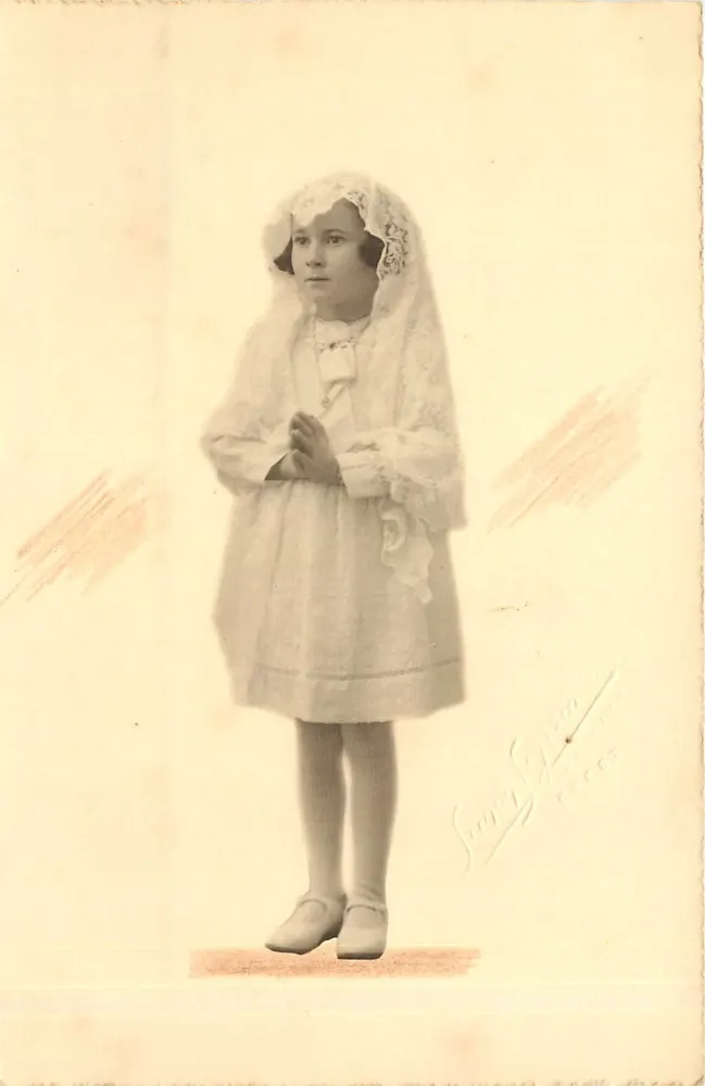 Menina em vestido de comunhão — Estúdio Sorys & Cie, Toulouse — n° 127 - Frente