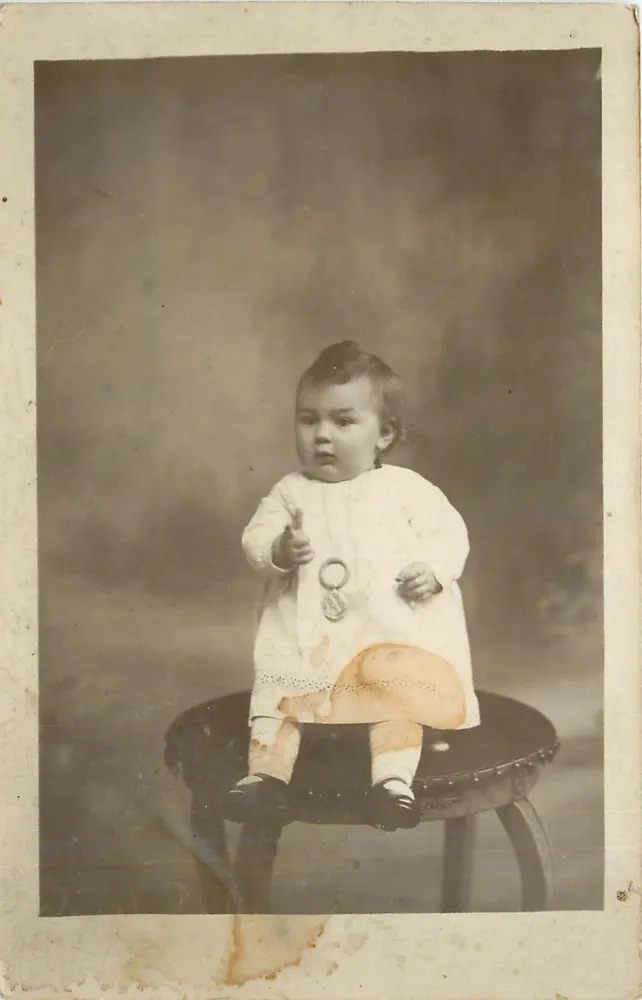 Bebê sentado em um banco — Foto rápida H. Pessard — Versailles - Frente