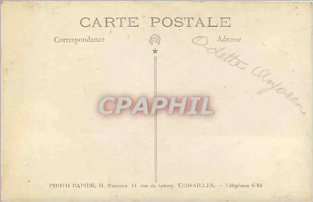 Bebê sentado em um banco — Foto rápida H. Pessard — Versailles - Verso