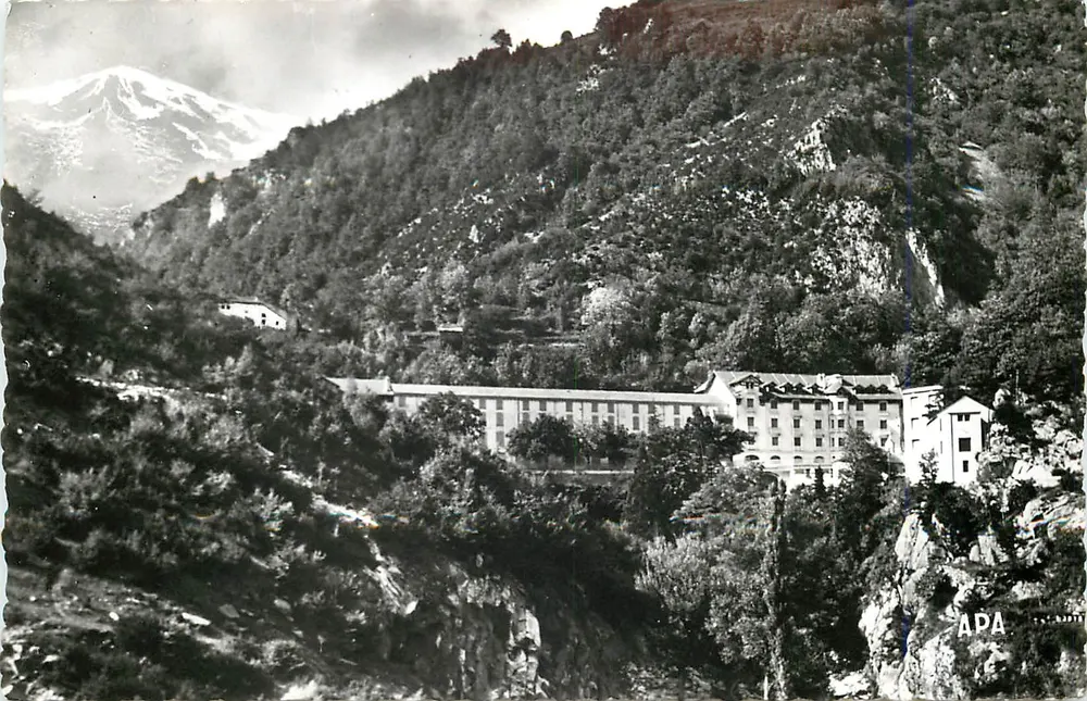 Apa — Das Grand Hotel und der schneebedeckte Costabonne (Höhe 2466m) — Poux - Vorderseite