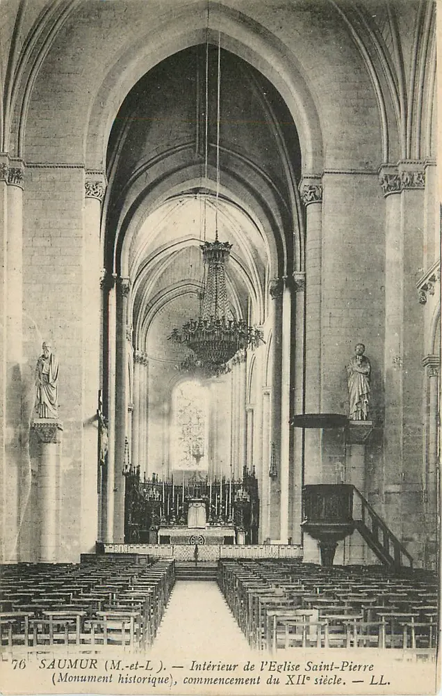 Intérieur de l'Église Saint-Pierre — Saumur (M.-et-L.) — Monument historique, commencement du XIIe siècle — LL. - Recto