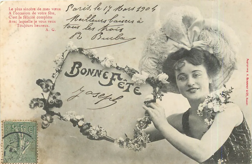 Kobieta w kapeluszu z piórami — Szczęśliwego Dnia — Fotografia A. Bernard & Cie, Nantes - Awers
