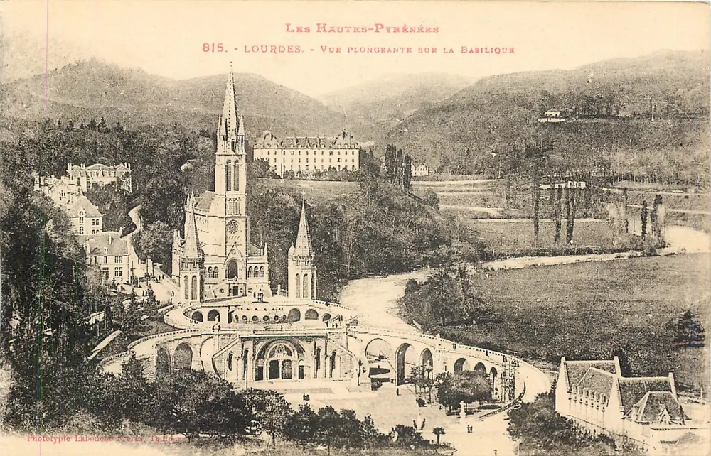 Lourdes - Vue plongeante sur la basilique — Phototypie Lâlouane Frères, Toulouse, n° 815 - Recto