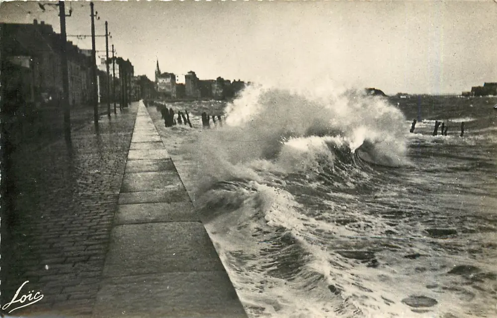 Costa de Émeraude — A dique durante uma tempestade — Edição NESNY - Rennes - Frente