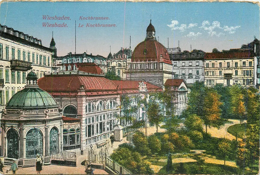 Wiesbaden. Kochbrunnen. — Vista do parque com o edifício do Kochbrunnen e a cúpula do Kurhaus — editor não visível - Frente