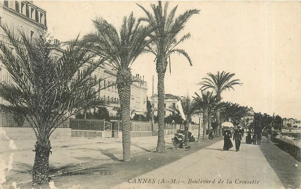 CANNES (A.-M.) - Avenida da Croiselle — vista com palmeiras e passeios - Frente