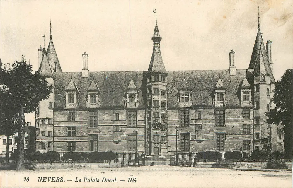 Nevers — O Palácio Ducal — NG - Frente