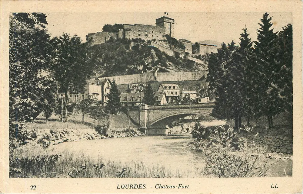 Lourdes - Zamek-Fort - widok zamek na górze z mostem na tle - LL, nr 22 - Awers