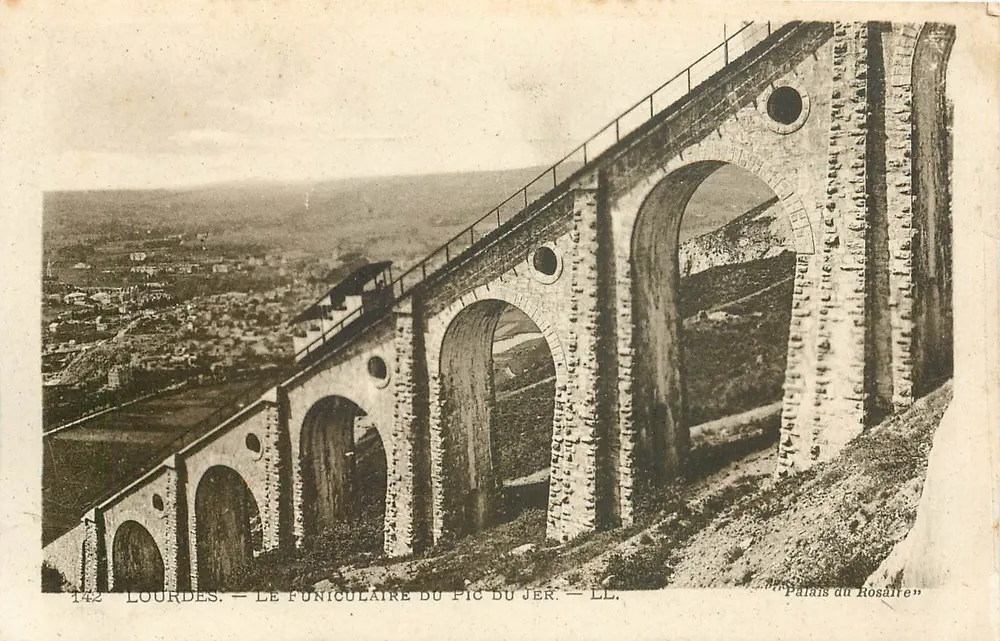Lourdes — O funicular do Pic du Jer — LL. — Palácio do Rosário - Frente