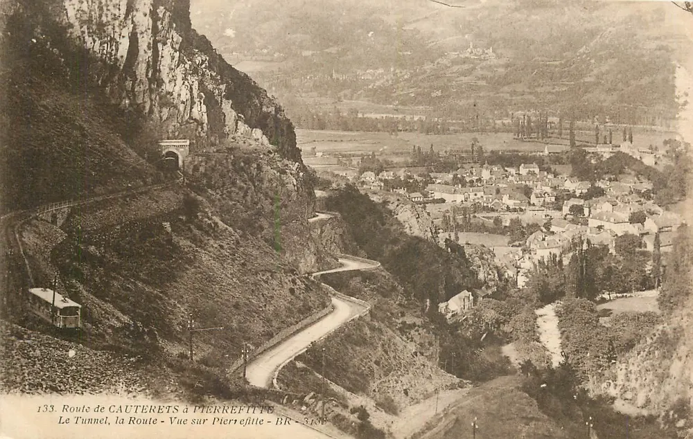 Route de Cauterets à Pierrefitte — Vue sur Pierrefitte — Éditeur Bros Frères, éditeurs, Bordeaux — N° de série 133 - Recto