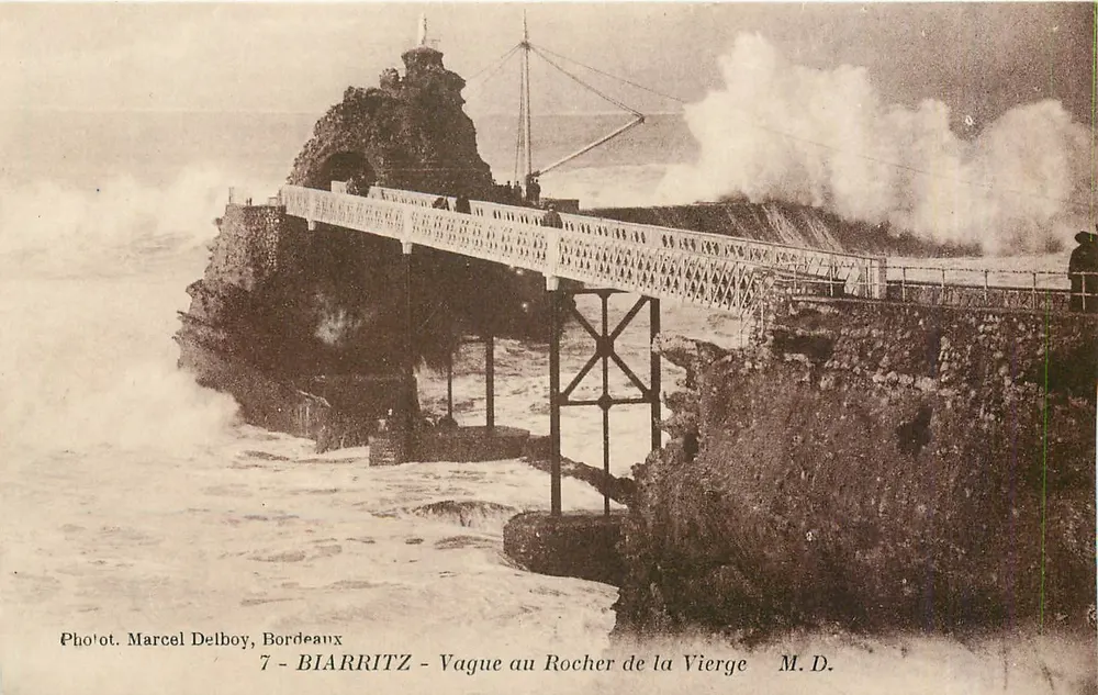 Biarritz - Vague au Rocher de la Vierge — Phot. Marcel Delboy, Bordeaux, n°7 - Recto