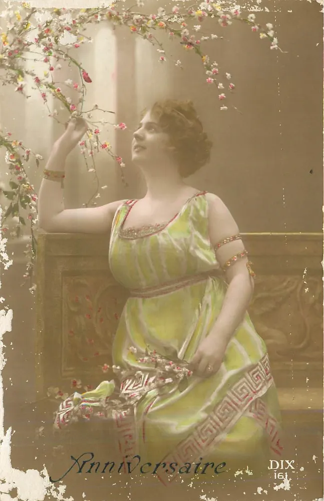 Mujer en vestido con motivos — Aniversario — DIX 161 - Anverso